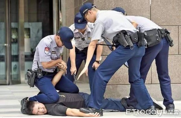 ▲▼網路瘋傳「台黑警抬走香港難民」照片，警方出面澄清是舊照：「制服都汰換了」（圖／記者邱中岳翻攝）