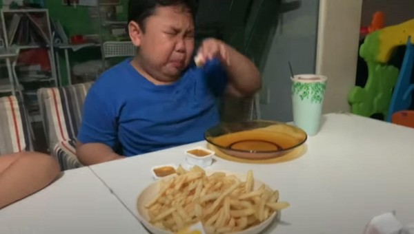亞當吃到朝思暮想的麥當勞，忍不住痛哭流涕。（翻攝YouTube）
