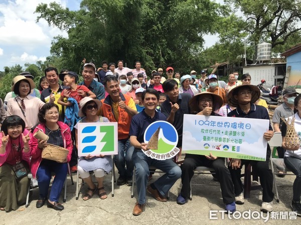 ▲台南市環保局辦理世界環境日「放伴扛竹茨‧走過鹽水溪」活動。（圖／記者林悅翻攝，下同）