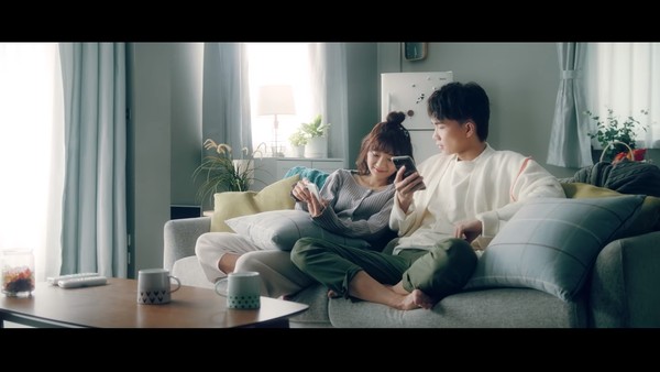 ▲愛莉莎莎、哲哲在《室友》MV扮演情侶。（圖／翻攝自YouTube／黃氏兄弟）
