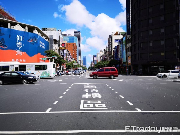 ▲一張照曝「國際級道路」10個月前後差異，韓粉讚爆韓國瑜             。（圖／記者吳奕靖攝）