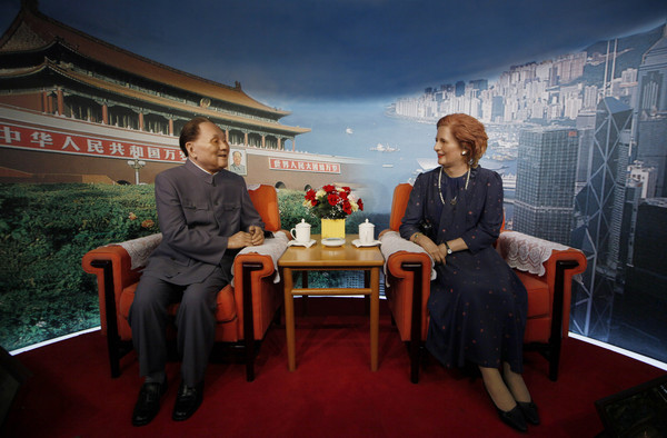 ▲▼鄧小平與柴契爾夫人在北京會面的經典一幕被以蠟像重現。（圖／達志／美聯社）
