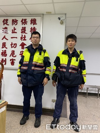 ▲ 爺爺體力不支跌坐在地…沒錢坐計程車 基隆暖警助送返療養院所。（圖／記者郭世賢翻攝）