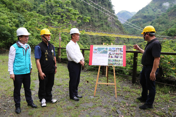 ▲翁章梁關心「觀光軸線」整備 ，視察阿里山缺區到道路及達娜伊谷。（圖／嘉義縣政府提供）