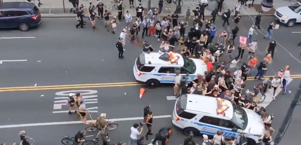 ▲▼紐約市警車衝撞人群。（圖／翻攝自推特／@yashar）
