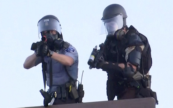 ▲美國明尼蘇達州「佛羅伊德之死」示威延燒，明尼亞波里斯（Minneapolis）警察持槍對著《路透社》電視台攝影記者查韋斯（Julio Cesar-Chavez）。（圖／路透）