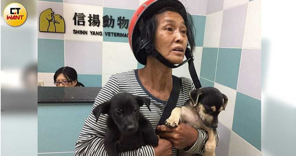 騎乘機車將待醫療救援的狗狗送醫，是簡媽媽每天的例行工作之一。（圖／翻攝自簡媽媽狗園臉書）