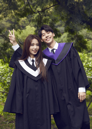 ▲ 田馥甄和許光漢也在MV拍攝畢業照。（圖／何樂音樂提供）