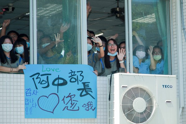 ▲盧秀燕和陳時中上午走訪弘文中學，受到學生熱烈歡迎。（圖／台中市政府提供）