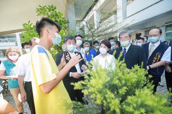 ▲盧秀燕和陳時中上午走訪弘文中學，受到學生熱烈歡迎。（圖／台中市政府提供）