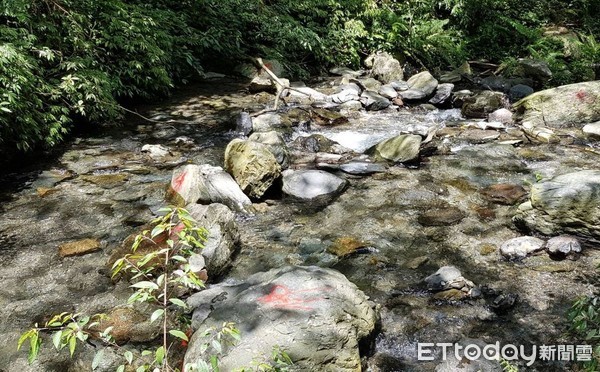 ▲▼南投埔里觀音瀑布步道沿途山壁、石塊，被噴紅漆寫「佛」子破壞，沒公德心的破壞者，還涉越溪流噴字。（圖／張弘昌翻攝）