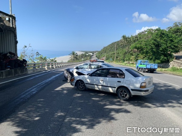 ▲ 台東巡邏警車與民眾自小客擦撞，車頭皆損無人受傷。（圖／台東縣警局提供）