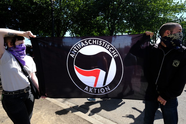 ▲▼反法西斯主義（anti-fascist）／美國奧勒岡州波特蘭（Portland）Antifa組織進行抗議。（圖／達志影像／美聯社）