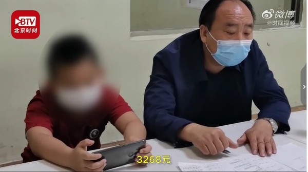 6歲孫「偷記密碼」15筆狂刷1.3萬元玩手遊　被爺爺帶到警局自首。（圖／翻攝自微博／北京時間）