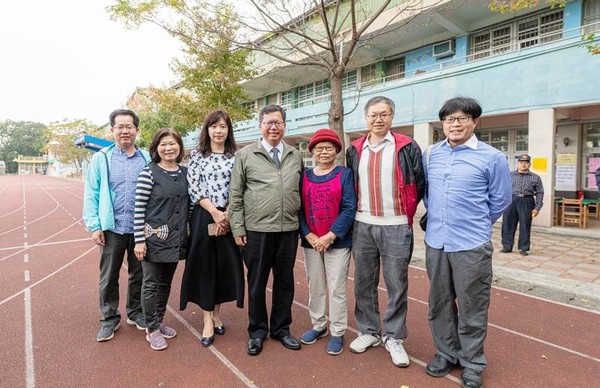 ▲桃園市長鄭文燦與母親鄭邱碧回等家人曾於今年1月總統大選投票日前往八德區大安國小投票，事後家人在校園合影。（圖／桃園市新聞處提供）