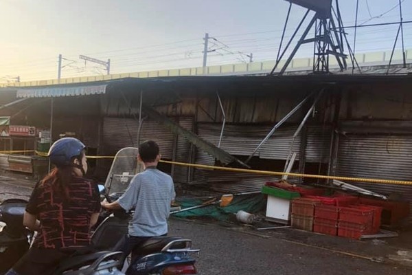 ▲▼台中新民街舊建國市場旁火警。（圖／翻攝爆料公社）