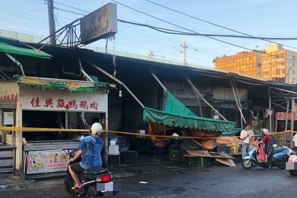 ▲▼台中新民街舊建國市場旁火警。（圖／翻攝爆料公社）