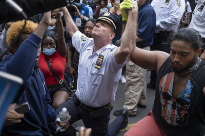 示威者丟瓶子砸警察！紐約總警監「牽民眾下跪擁抱」喊話：警方都支持你們