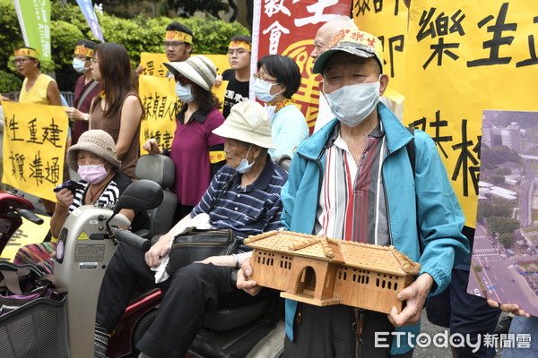 ▲▼樂生正式提告懸空陸橋立即停工，樂生大門 口復原蘇貞昌人權補考」記者會。（圖／記者湯興漢攝）