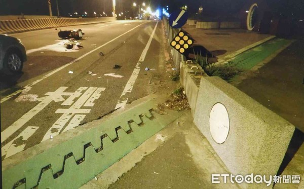 ▲馮姓少年騎父親機車後載陳姓少女，行經台南市北區中華北路二段鄭子寮橋上，突失自撞橋墩，馮男傷重送醫不治，陳女右腿骨折，全案由警方調查處理中。（圖／記者林悅翻攝，下同）