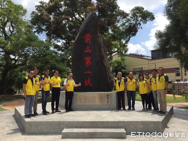 ▲▼象徵南投竹山城開發史的「前山第一城」石碑，重新豎立在竹山公園內。（圖／竹山鎮公所提供，下同）