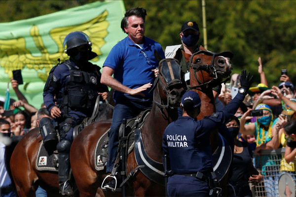 ▲▼巴西總統波索納洛（Jair Bolsonaro）騎馬向支持者致意。（圖／路透）