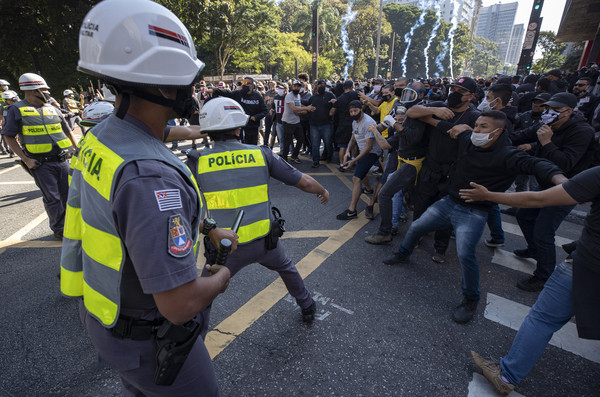 ▲▼反對總統波索納洛的足球迷5月31日在聖保羅人大道持「要求民主」標語抗議。（圖／達志影像／美聯社）