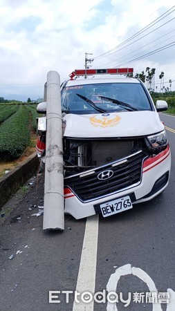 ▲▼南投救護車撞電線桿。（圖／記者張弘昌翻攝）