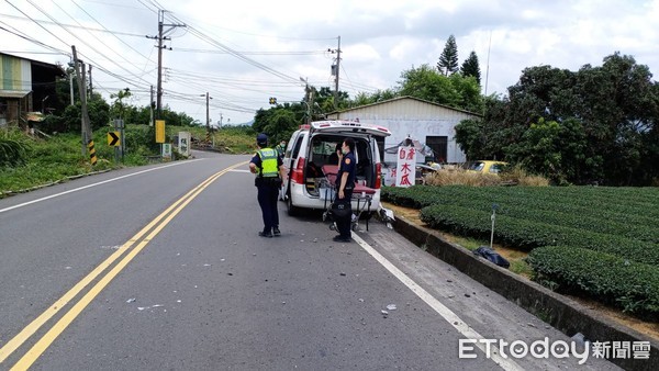 ▲▼南投救護車撞電線桿。（圖／記者張弘昌翻攝）