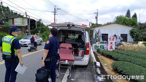 ▲▼南投救護車撞電線桿。（圖／記者張弘昌翻攝）