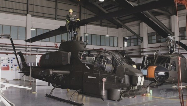 AH-1W主懸翼拆卸