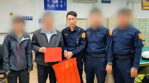 民眾控：打我2秒腳就斷！暱稱「瘋狗」警2年被投訴8次　槍對準毒販頭猛踹。（圖／東森新聞）