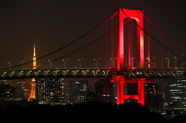 ▲▼東京警報啟動，彩虹大橋改點亮紅燈。（圖／路透）