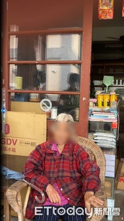 ▲警方順利協助老婦返家，家人也頻頻向警方道謝。（圖／記者黃孟珍翻攝）