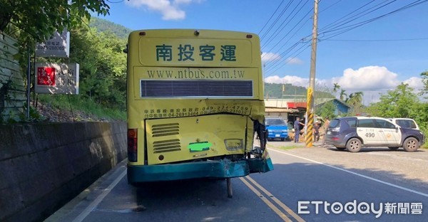 ▲▼南投埔霧公路發生客運公車、砂石車擦撞事故，幸僅2輕傷，未波及其他人車。（圖／張弘昌翻攝）