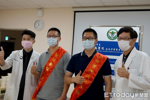 ▲何姓雙胞胎兄弟2人，在台南市立安南醫院協助下成功戒菸，並受邀擔任「安南醫院戒菸大使」。（圖／記者林悅翻攝，下同）