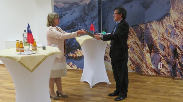 ▲▼國家人權博物館獲得國際肯定！德國「聯邦處理東德獨裁政權基金會」每年挑選對推動轉型正義有貢獻的個人或組織，頒發「卡爾&middot;威廉&middot;弗里克獎」給予肯定，昨（3）日國家人權博物館獲頒「特別獎」。（圖／國家人權博物館提供）