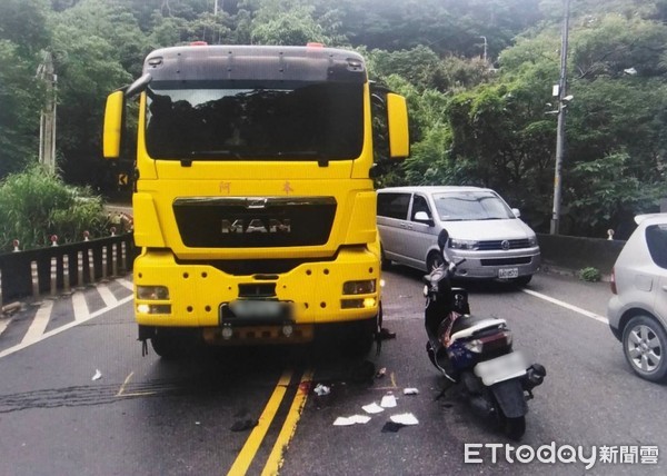 ▲▼泰山一名騎士急煞倒地後遭橫跨雙黃線的曳引車輾過。（圖／記者陳豐德翻攝）