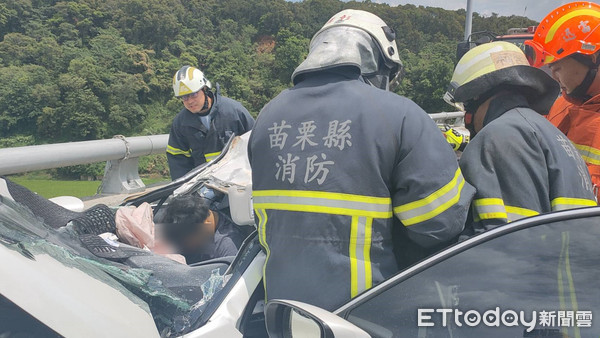 ▲台中、苗栗交界的新義里大橋北上路段，發生小客車自撞護欄事故，車上5人，駕駛受困             。（圖／記者黃孟珍翻攝）