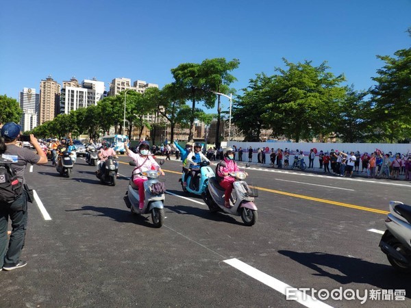 ▲高雄左營新莊一路以及勝利路通車，韓國瑜到場             。（圖／記者吳奕靖翻攝）