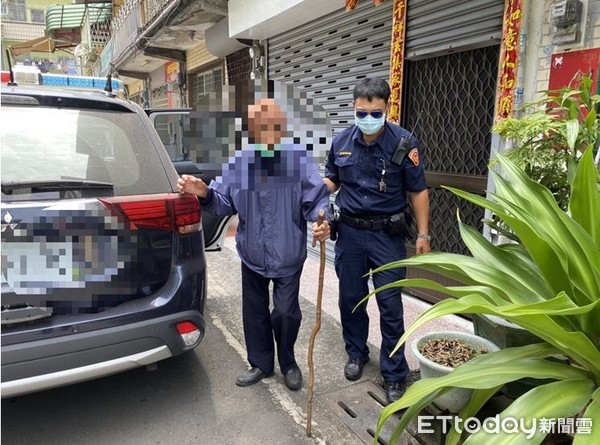 ▲屏東警分局護送90歲返家             。（圖／記者陳崑福翻攝）