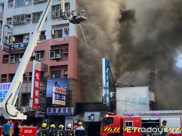 ▲▼北屯路一家日本料理店火警，消防隊搶救中。（圖／民眾提供）