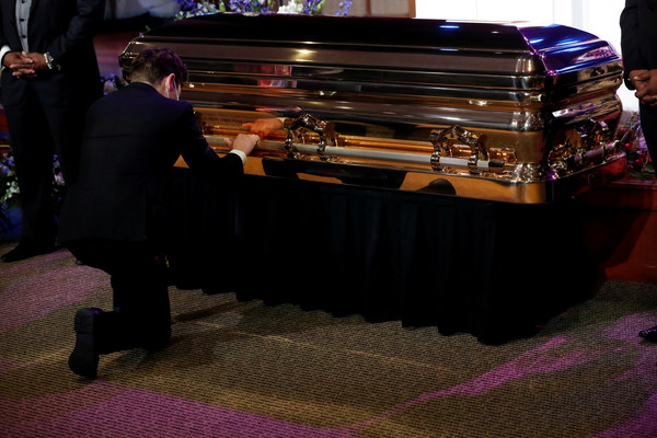 ▲▼明尼阿波里斯市（Minneapolis）市長佛雷（Jacob Frey）跪在佛洛伊德的棺木前痛哭。（圖／路透）