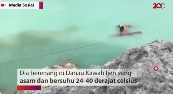 熱血男火山口搶救26年好友　跳40度高溫「酸性腐蝕湖」狂游150公尺。（圖／翻攝自Twitter／detikcom）