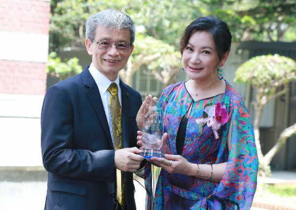 ▲▼   陳亞蘭獲得傑出學生獎。（圖／寶麗來提供）