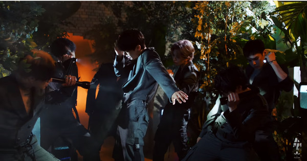 ▲VICTON把MV中特別的手電筒舞搬上回歸舞台。（圖／翻攝自YouTube／VICTON、Mnet K-POP Youtube）