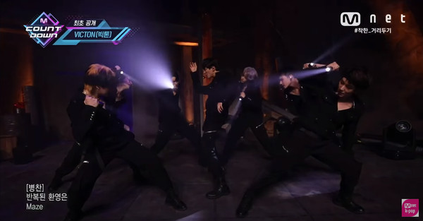 ▲VICTON把MV中特別的手電筒舞搬上回歸舞台。（圖／翻攝自YouTube／VICTON、Mnet K-POP Youtube）