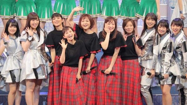 福田明日香（右四）是為「早安少女組」元老成員，先前曾與前隊友在演唱會上合體。（翻攝barks網站）