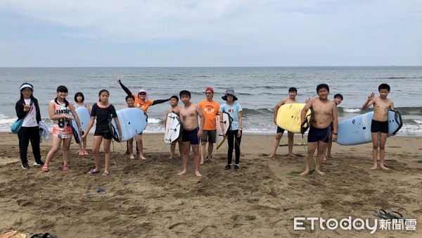 ▲ 新北大鵬國小畢業生挑戰陸海空 金山中角灣衝浪另類體驗。（圖／新北市大鵬國小提供）