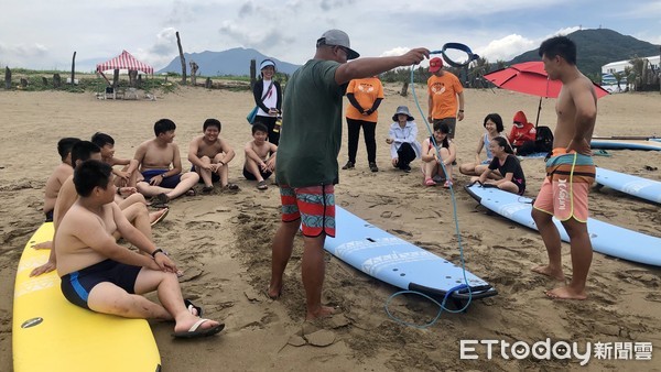 ▲ 新北大鵬國小畢業生挑戰陸海空 金山中角灣衝浪另類體驗。（圖／新北市大鵬國小提供）